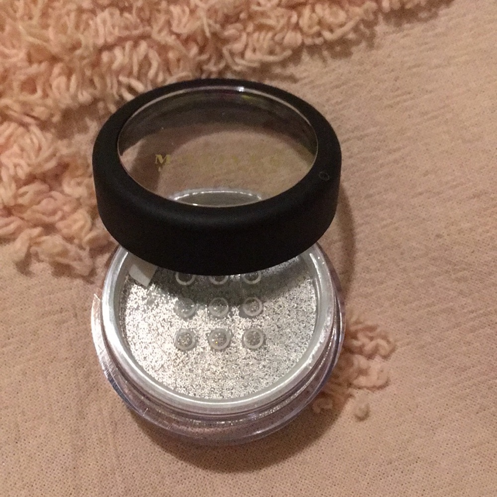 Motives Cosmetics - Picture 3 of 4